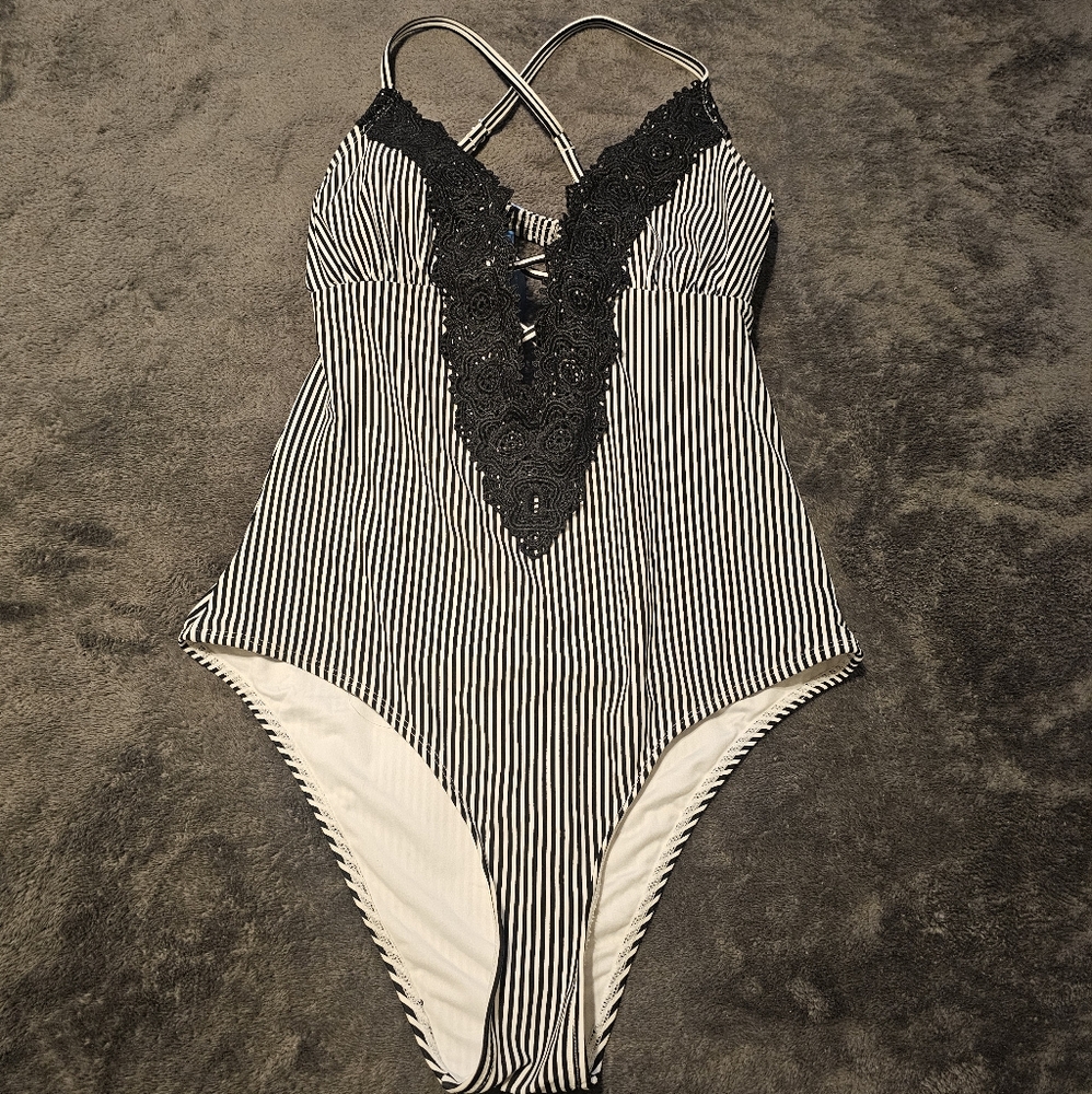 CUPSHE Black & White Stripped with Lace One Piece SzL